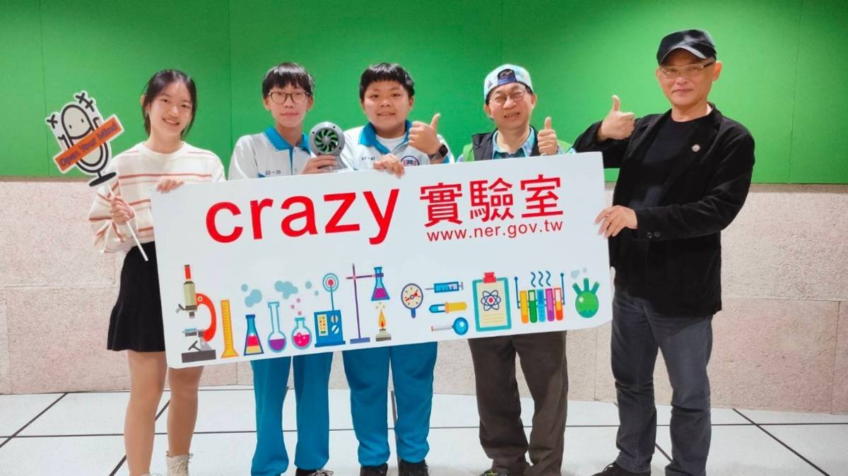 彰化縣立陽明國中科展團隊師生與主持人合影。