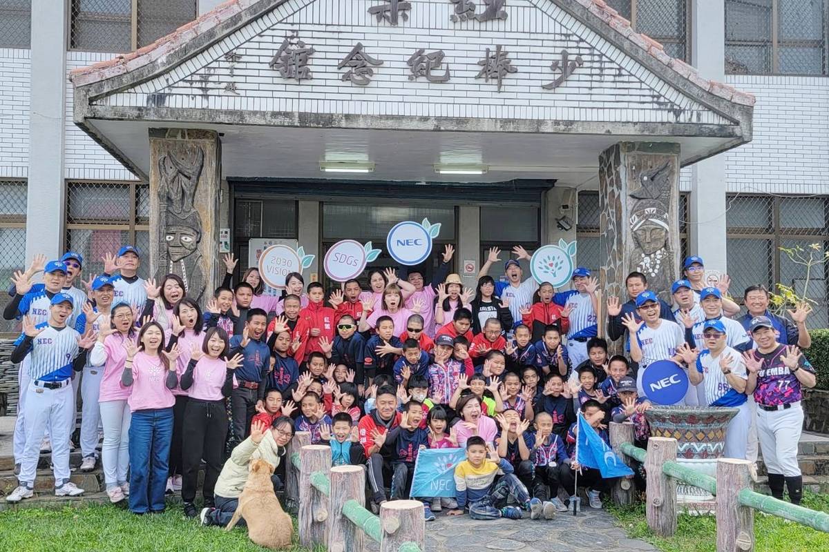 NEC臺灣董事總經理賴佳怡率領多位志工同仁前進紅葉國小，和小朋友一起探索繪本，共學共好。