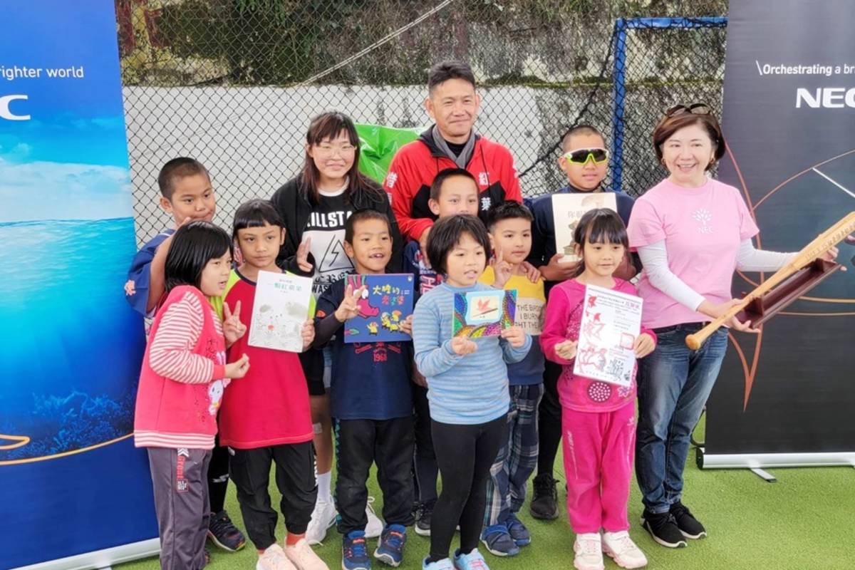 NEC臺灣董事總經理賴佳怡(右1)與紅葉國小校長方穎豐(後排中)及學童合影。