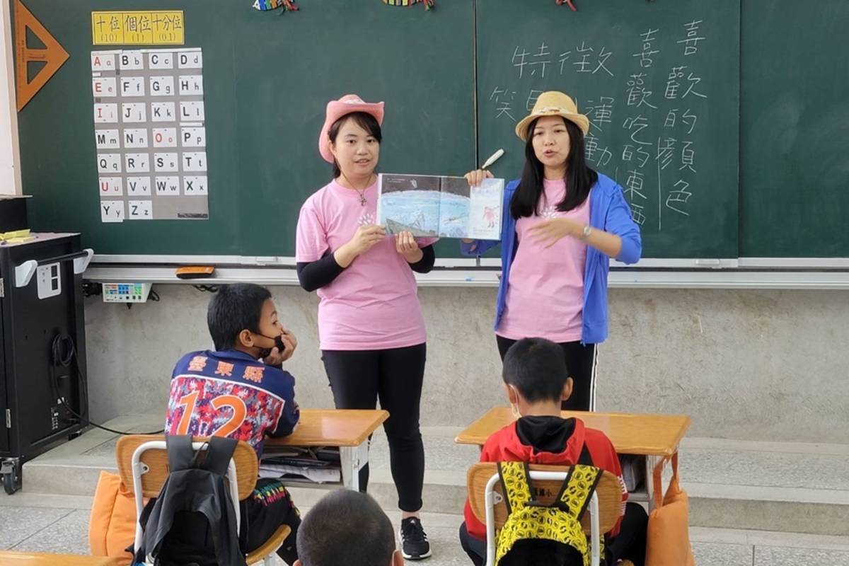 NEC臺灣志工同仁擔任故事陪伴師，進到各班和學童一起玩繪本，互動熱絡。