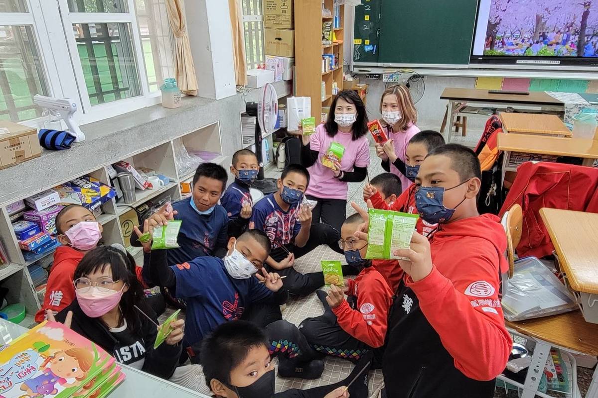 NNEC臺灣志工同仁擔任故事陪伴師，進到各班和學童一起玩繪本，互動熱絡。