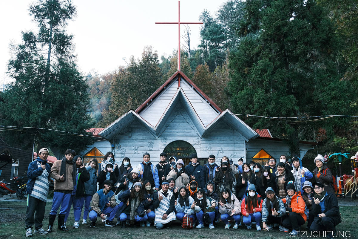 第一天抵達部落長老祈福儀式大合照 (金山高中提供)