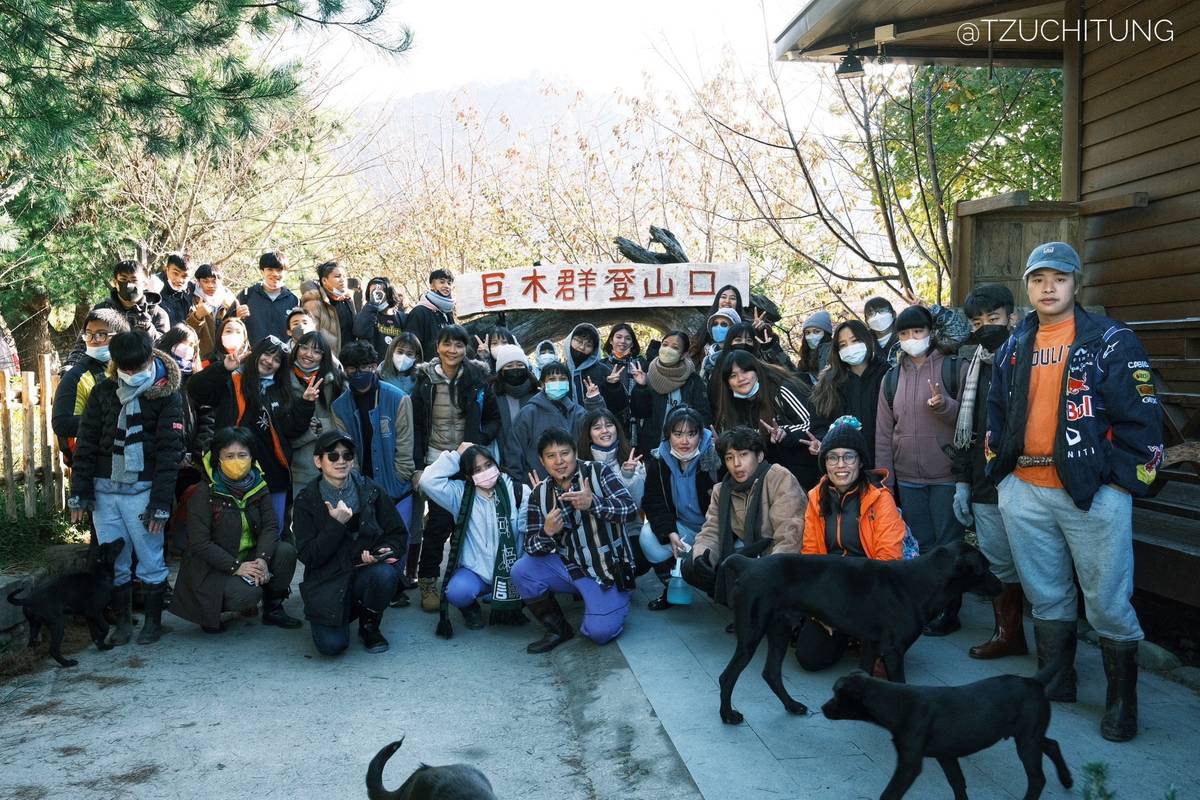 金山師生出發前往巨木森林大合照(金山高中提供)