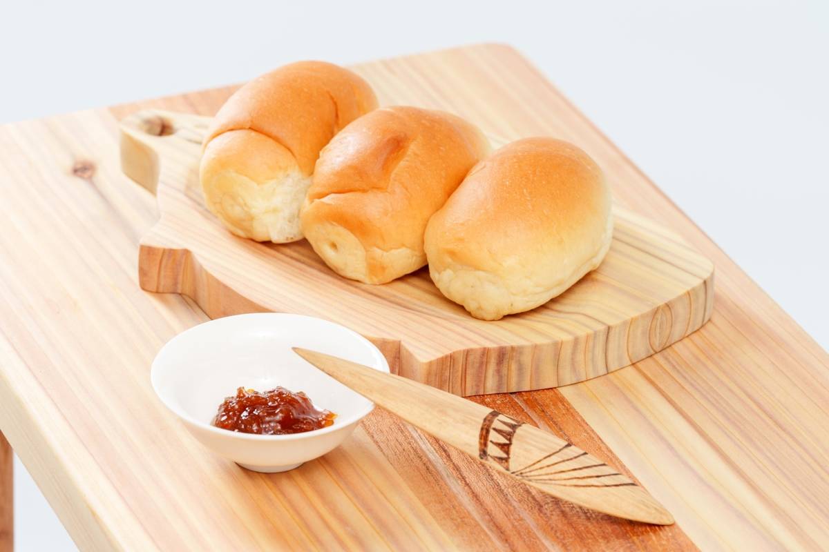 來吉部落利用國產材製作奶油抹刀，並刻有鄒族獨特圖騰。