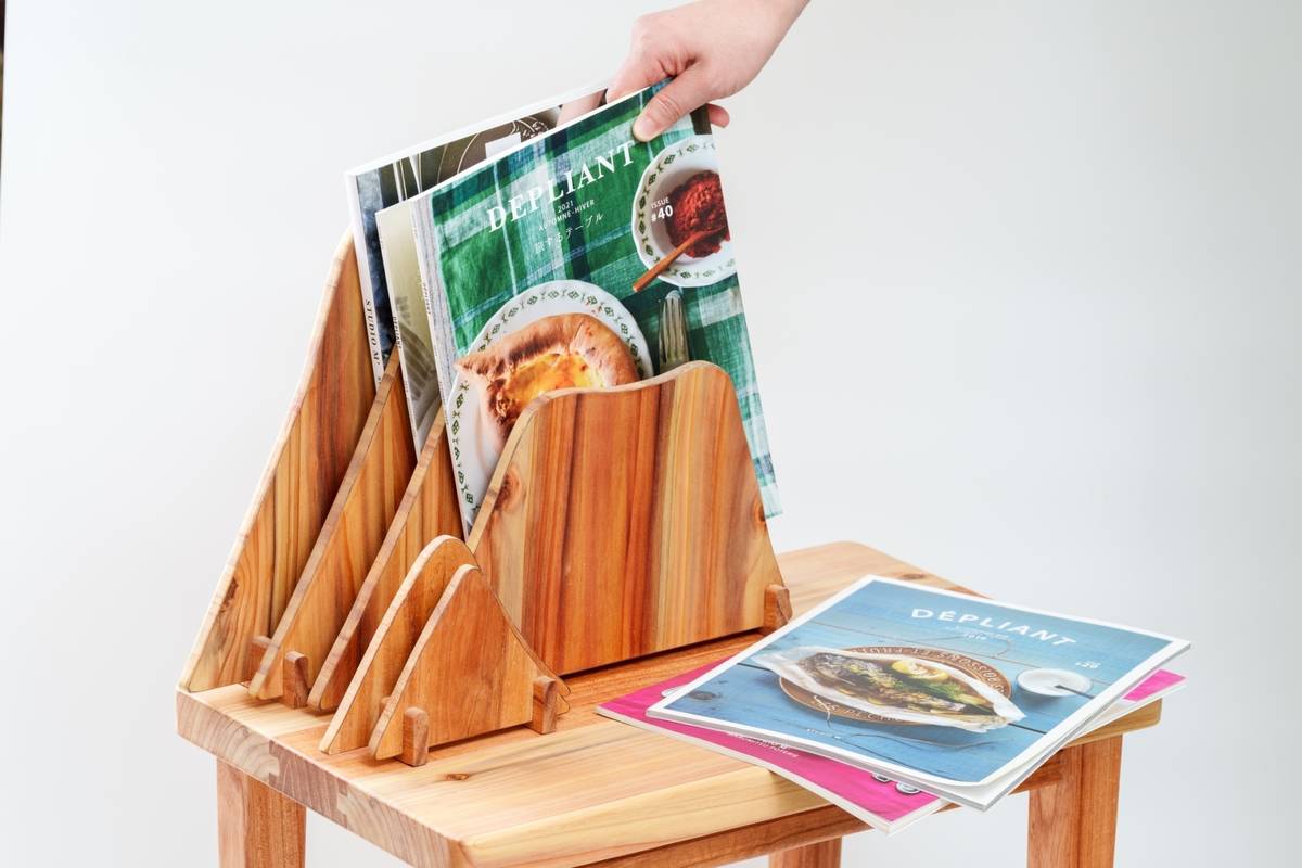 來吉部落利用國產材製作書籍雜誌架。