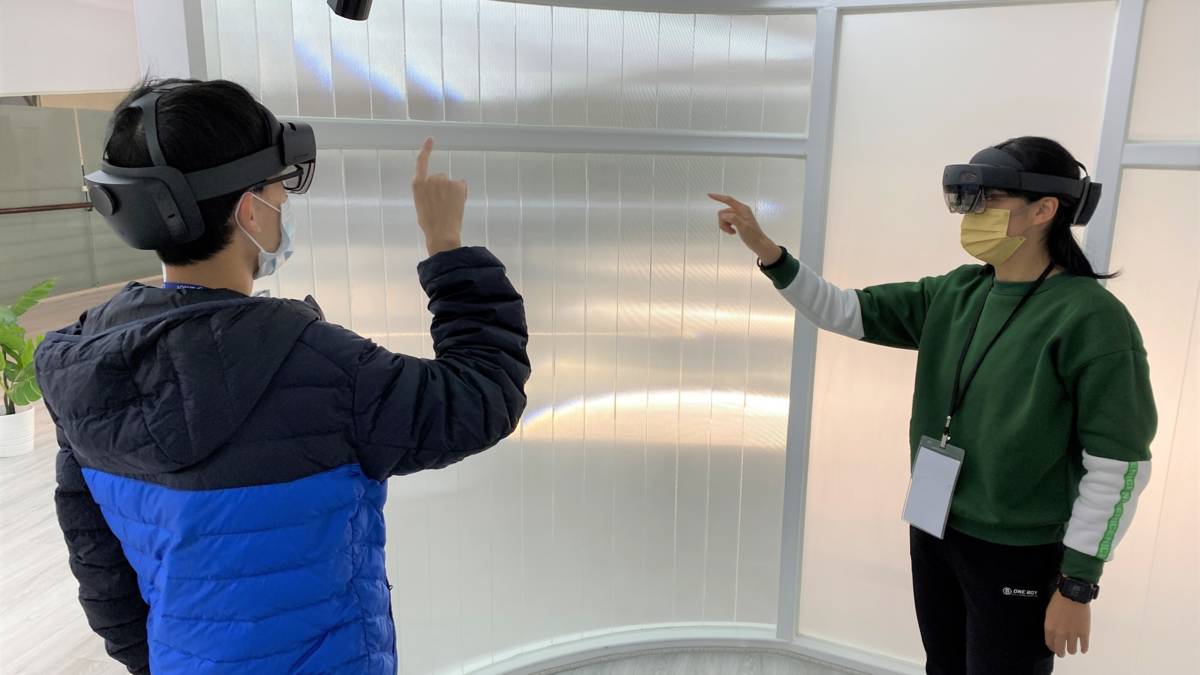 於VR藝廊實際操作MR眼鏡