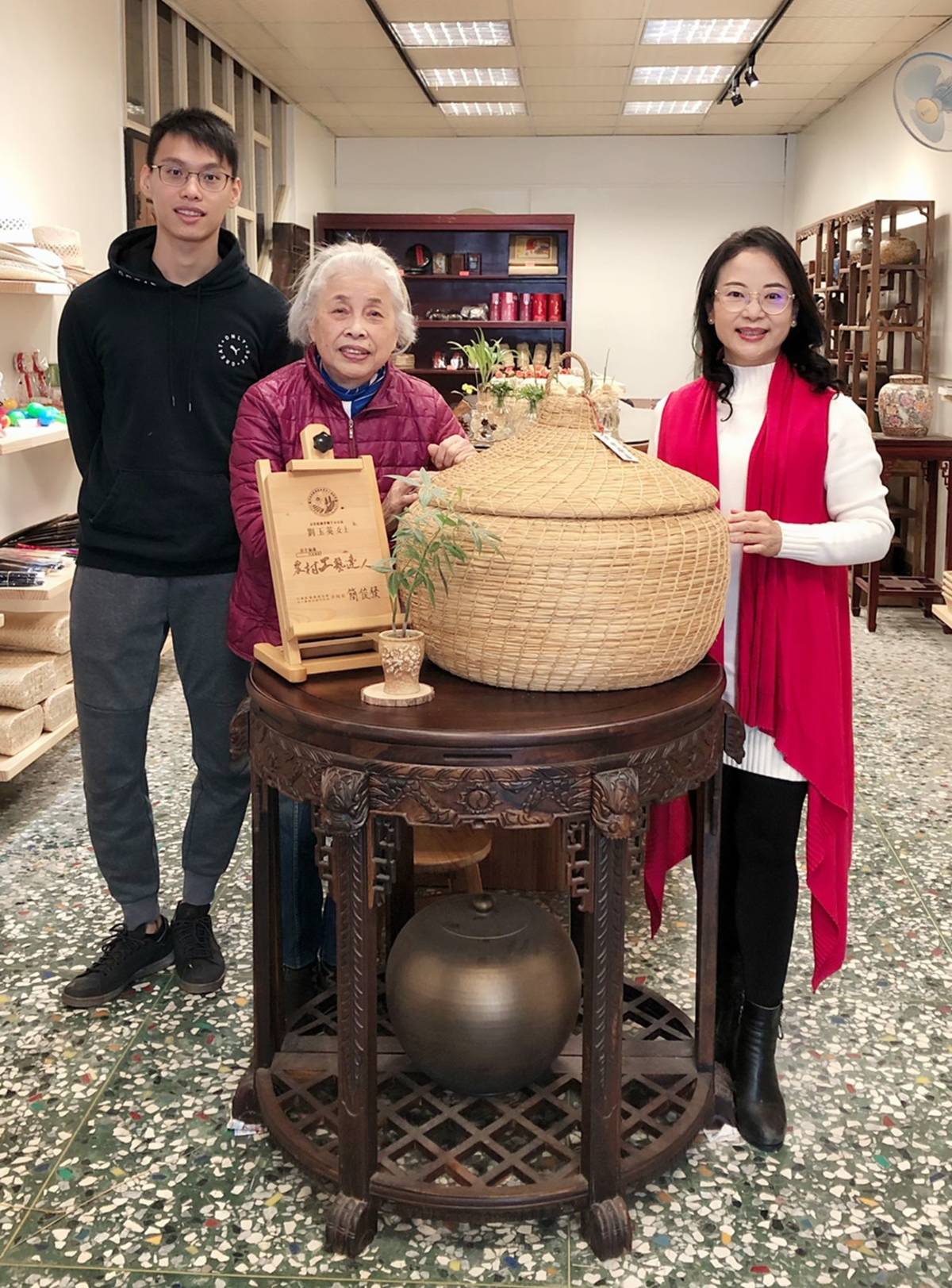 香香主持人和劉玉英師傅、傳承人邱福德合照