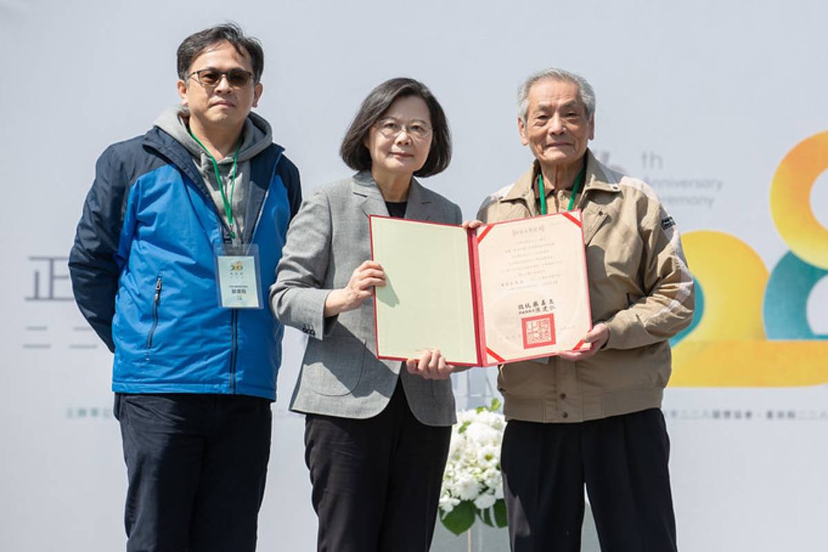 總統頒發「回復名譽證書」予受難者家屬蘇清雲