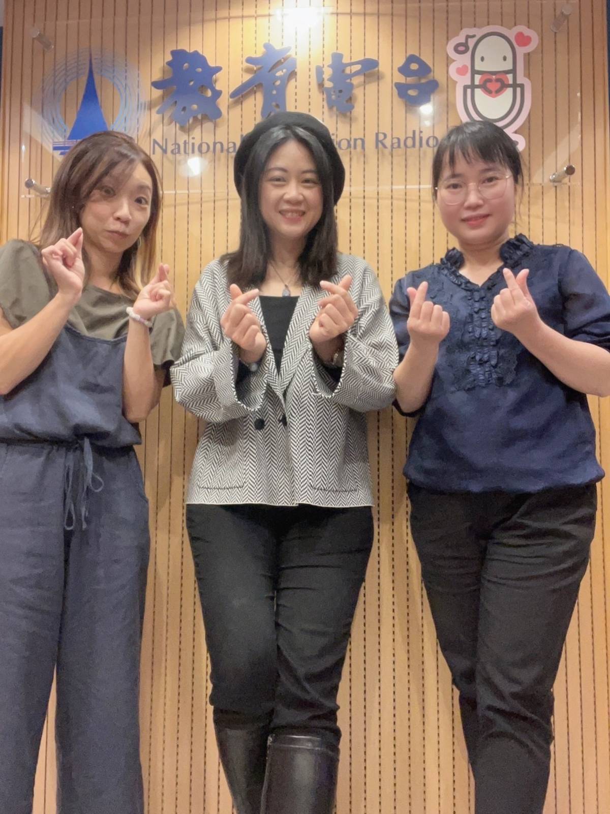由右至左為主持人梅英、來賓張蘊心 、主持人米果。