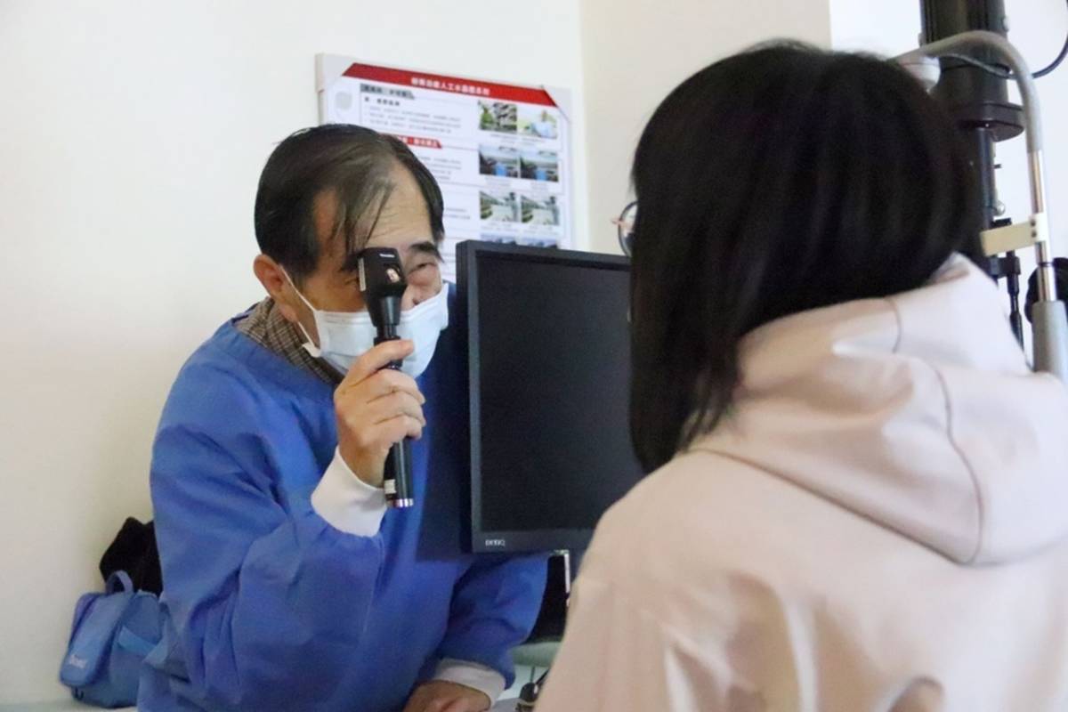 獲2015年醫療奉獻獎殊榮的眼科醫師許明木，不畏路遠，去年1月到臺東基督教醫院開設眼科「低視能及特殊驗光」門診。