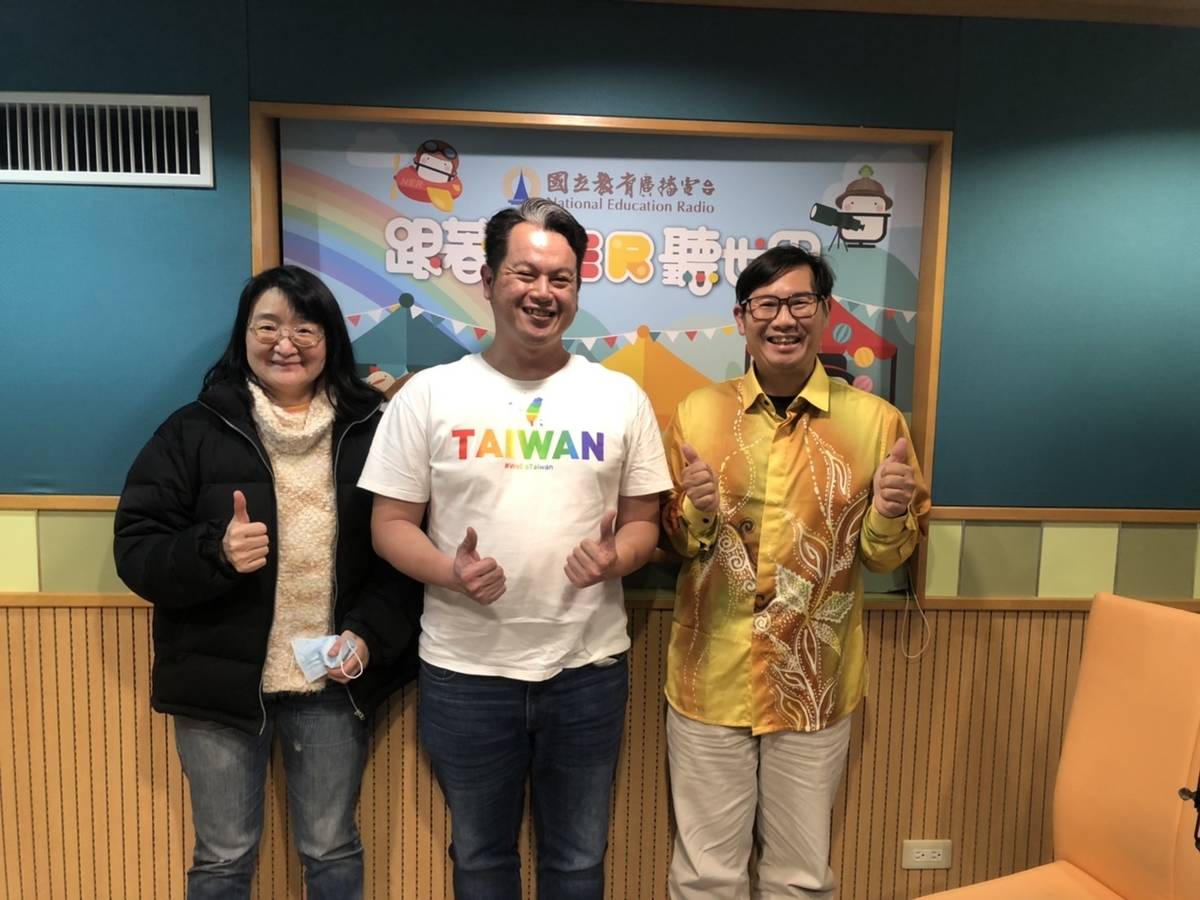 來賓湯明越(中)與主持人