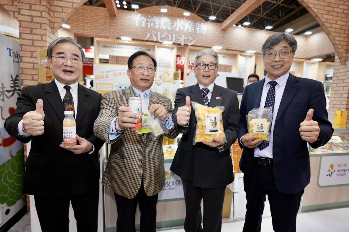 陳駿季副主任委員、胡忠一署長於東京國際食品展農委會臺灣農水產館一起向日本及來自各國的採購業者推薦優質臺灣農產食品。