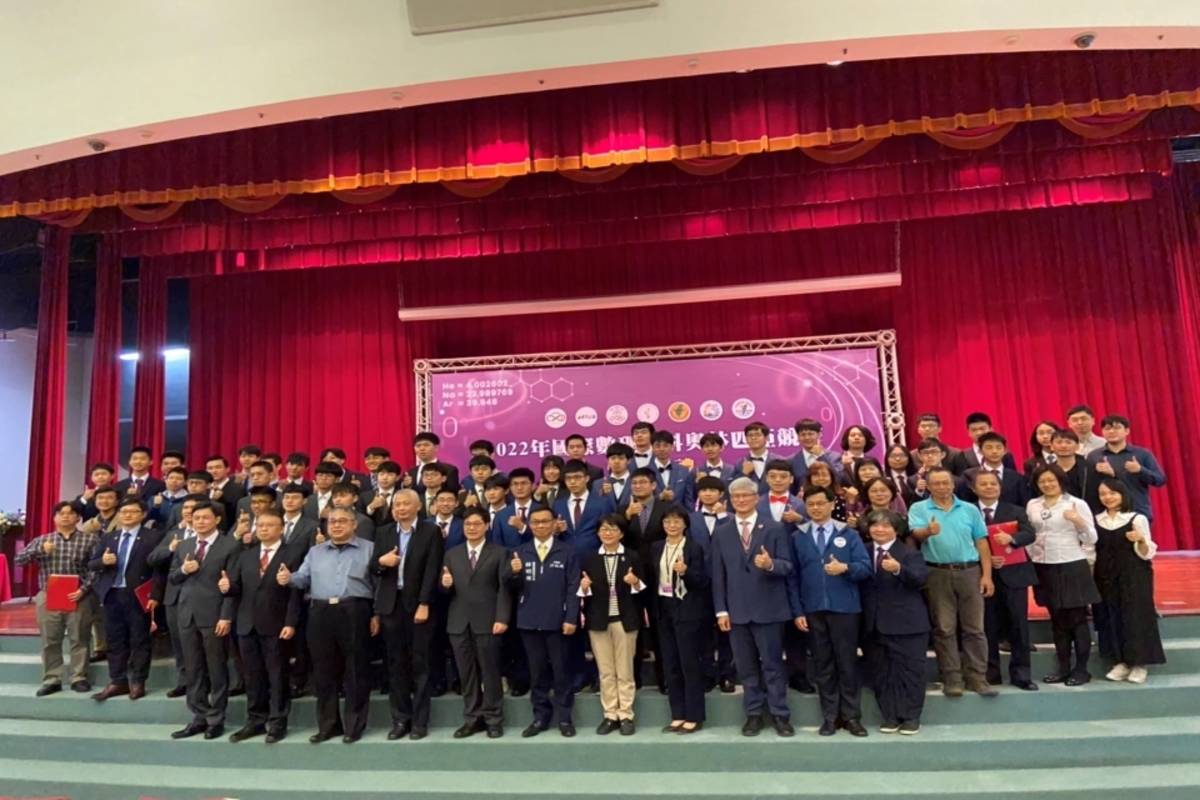 我國學生代表臺灣參與2022國際數理學科奧林匹亞競賽表現優異，教育部林明裕次長親自頒獎表揚獲獎學生。