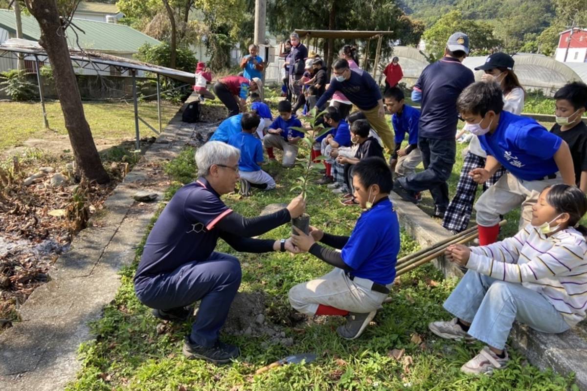 臺東林管處關山工作站與武陵國小攜手合作，今(8)日帶領80位師生、20位部落長輩，共同在校園空地種下布農族民族植物。