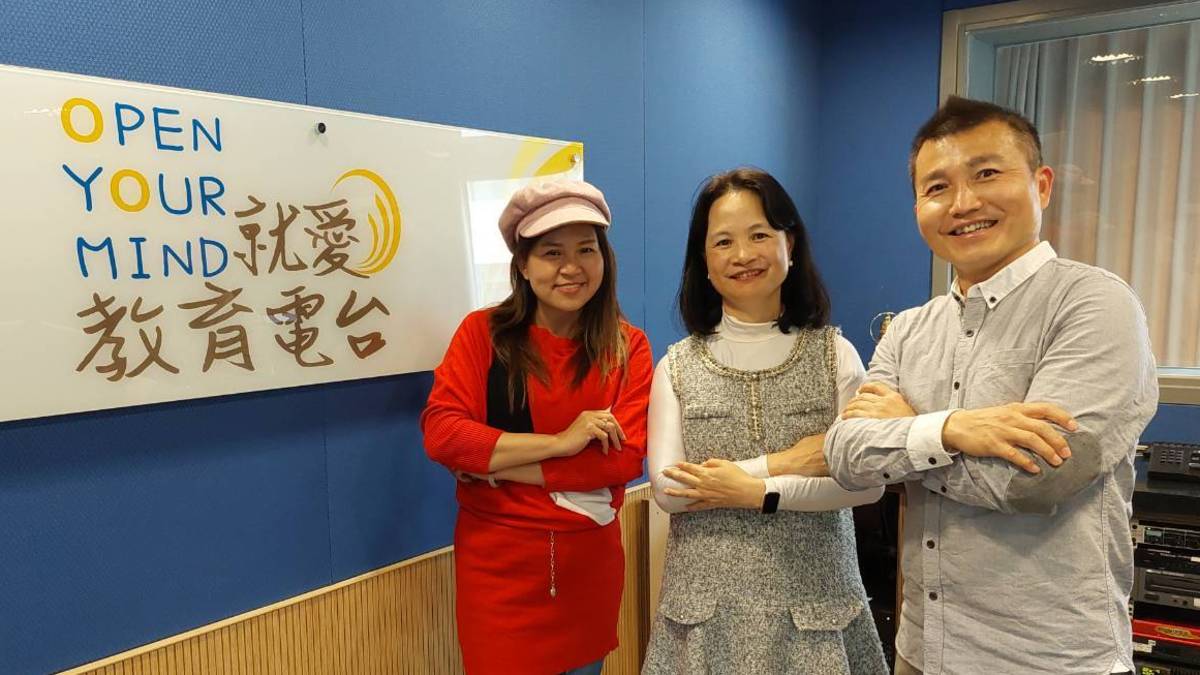 臺中市政府教育局終身教育科蘇美麗科長與麥玉珍理事長、常罡合影