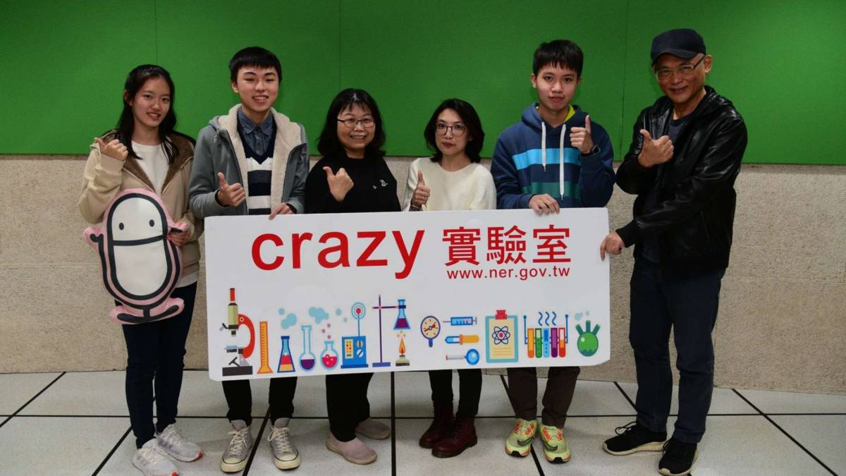 苗栗農工科展團隊師生與主持人錄音後合影。