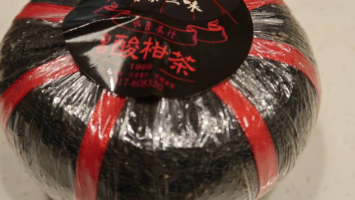 酸柑茶的由來是承襲客家「惜福愛物」的精神，製作過程需經過九蒸九曬，過程繁複。