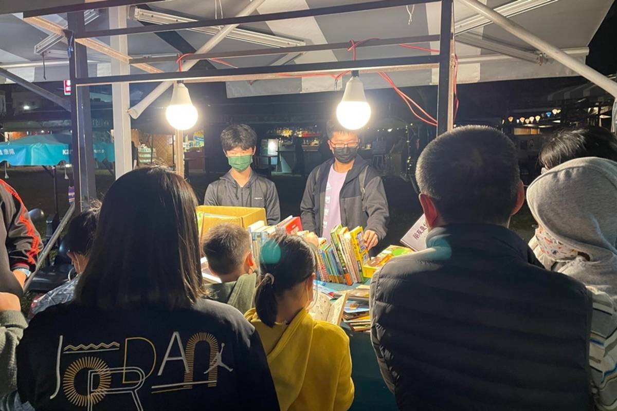 育仁高中4名高二生，有感臺東偏鄉閱讀資源不足，主動募集二手書，利用週末前往鐵花村徒步區設攤，供大小朋友免費索取。