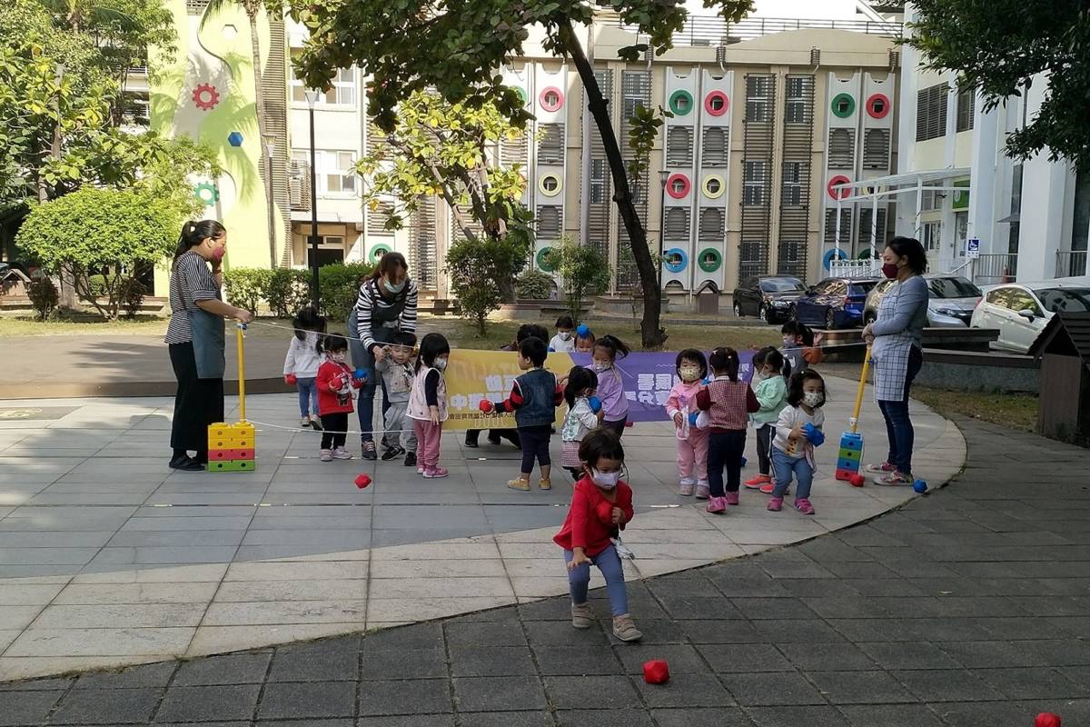 勞動部勞動力發展署高屏澎東分署教保中心帶領幼兒於中庭進行大肌肉活動