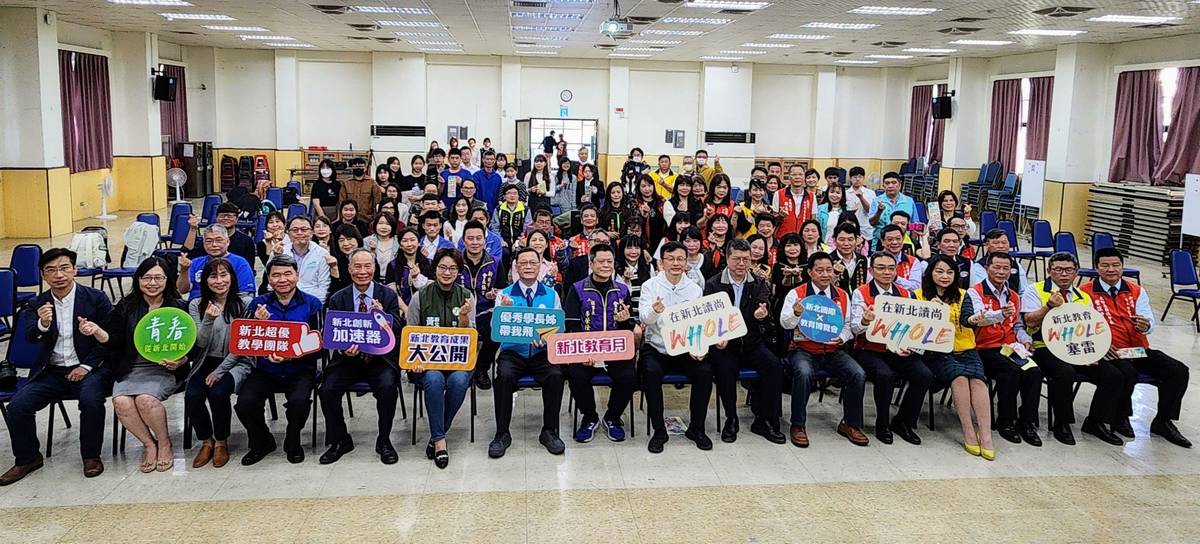 112年新北教育月首場活動「新北教育成果大公開」，教育局長張明文(右8)蒞臨開場。
