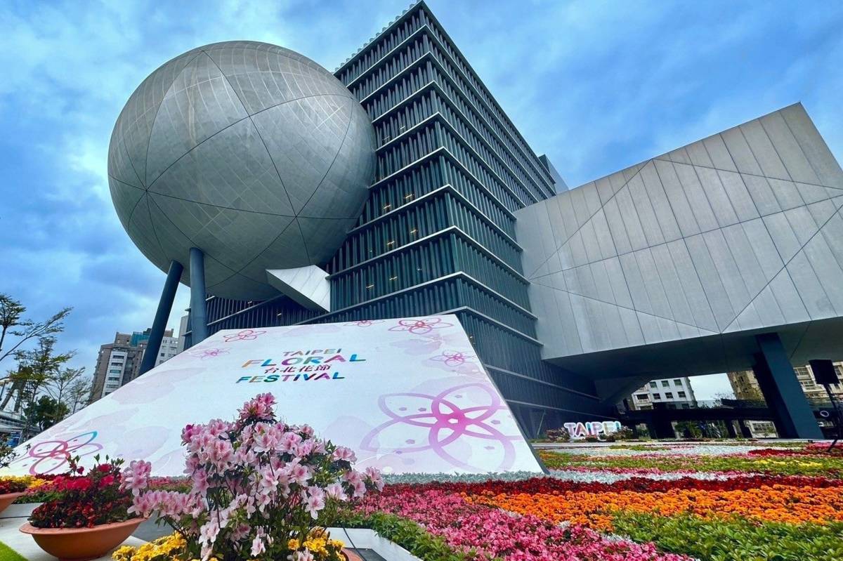 北市觀傳局在臺北表演藝術中心以「花現蝶舞」為創作主軸，打造城市花毯