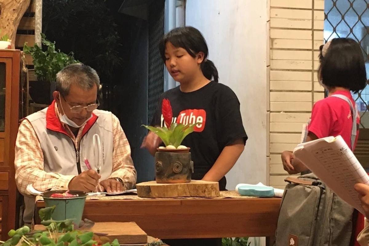 臺東縣延平鄉桃源國小實踐同村共教養，部落老師胡欽福、張麗珠夫婦不計代價，悉心陪伴學童，傳承布農族語言及文化。