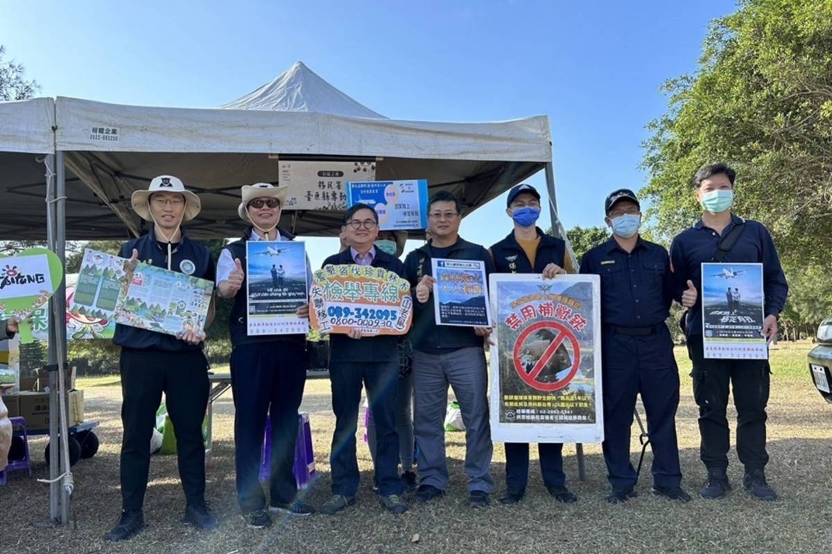 移民署臺東縣專勤隊配合植樹節活動，呼籲民眾及新住民踴躍檢舉山老鼠濫砍盜伐珍貴林木，並鼓勵逾期停(居)留外來人口出面自行到案，安心回國。