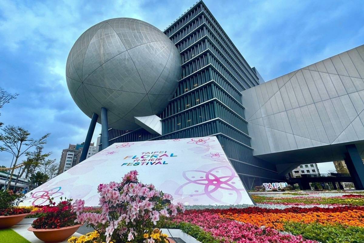 2023臺北花節於臺北表演藝術中心以各式花卉打造城市花毯