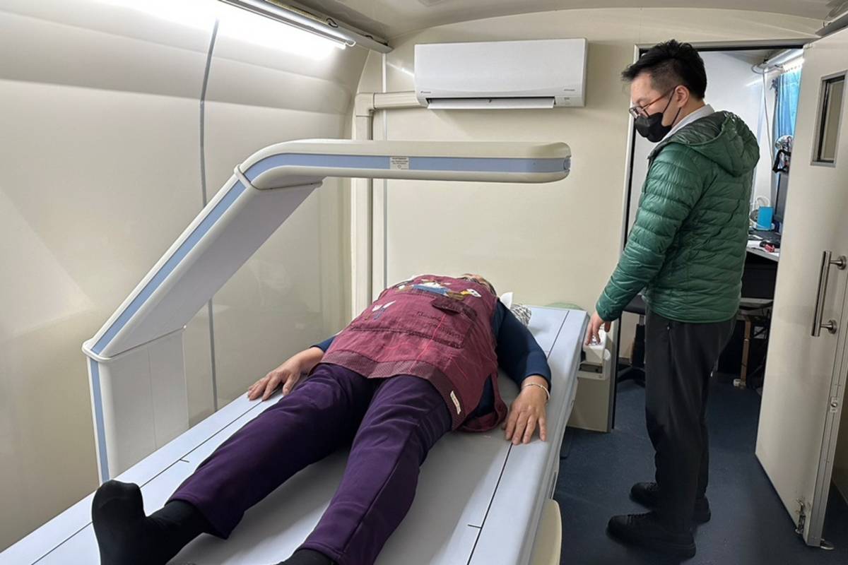 花蓮慈濟醫院日前安排搭載雙能量X光吸收骨質密度測量儀器(DEXA)車輛，前往臺東縣長濱鄉衛生所，為當地鄉親提供完善骨科檢查服務。