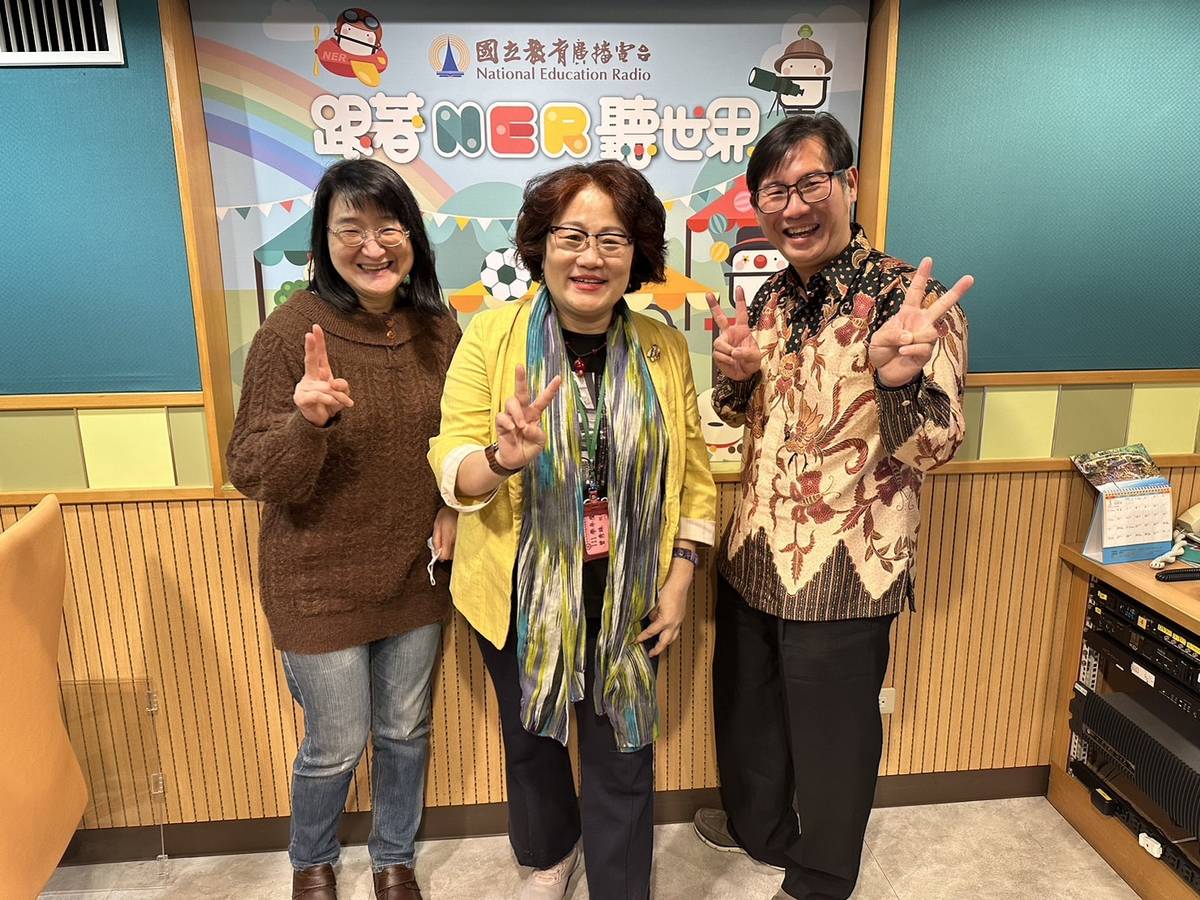 曾秀珠校長(中)與主持人