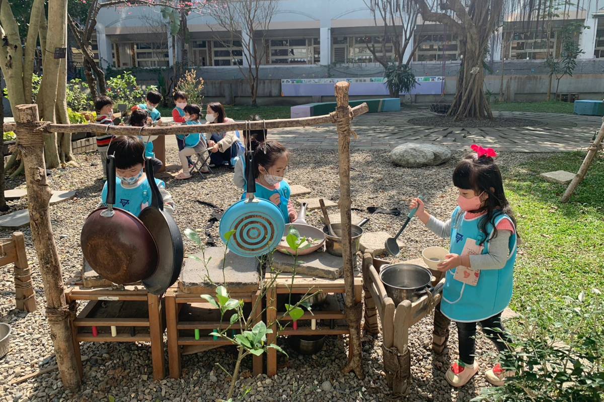 吉中園幼兒在中庭進行食材料理角色扮演活動