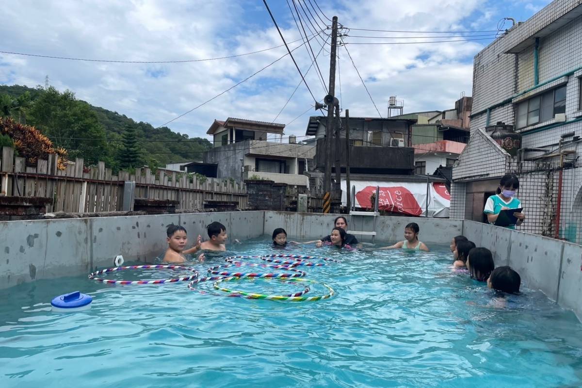 新北市雙溪國小老師以遊戲化方式讓學生學習水中憋氣。（圖：新北市雙溪國小提供）