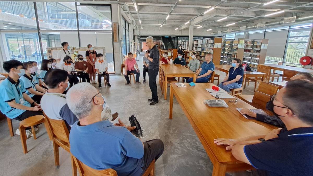 所在地點是中鏡樓圖書館，一座清水模建築，大片落地窗時刻捕捉豐富的光影，