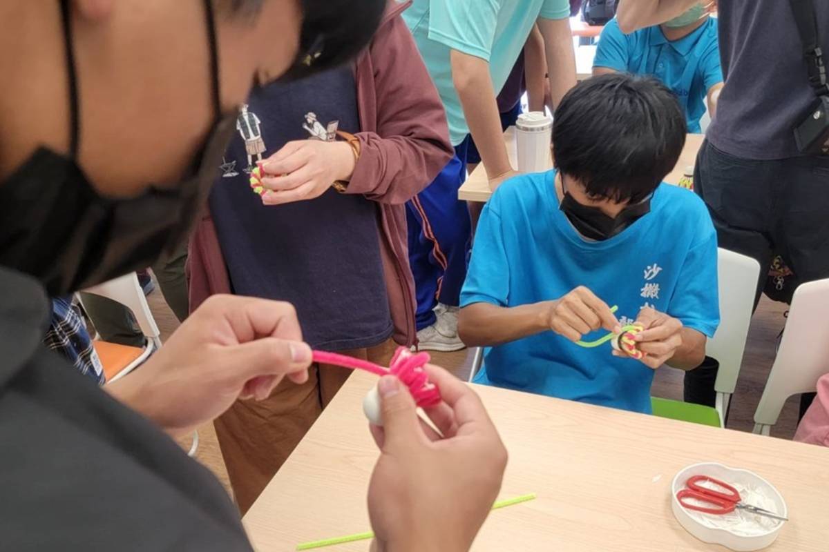 臺東縣環境教育中心設計環教DIY課程，指導東大附特學生為廢棄羽球穿新衣。