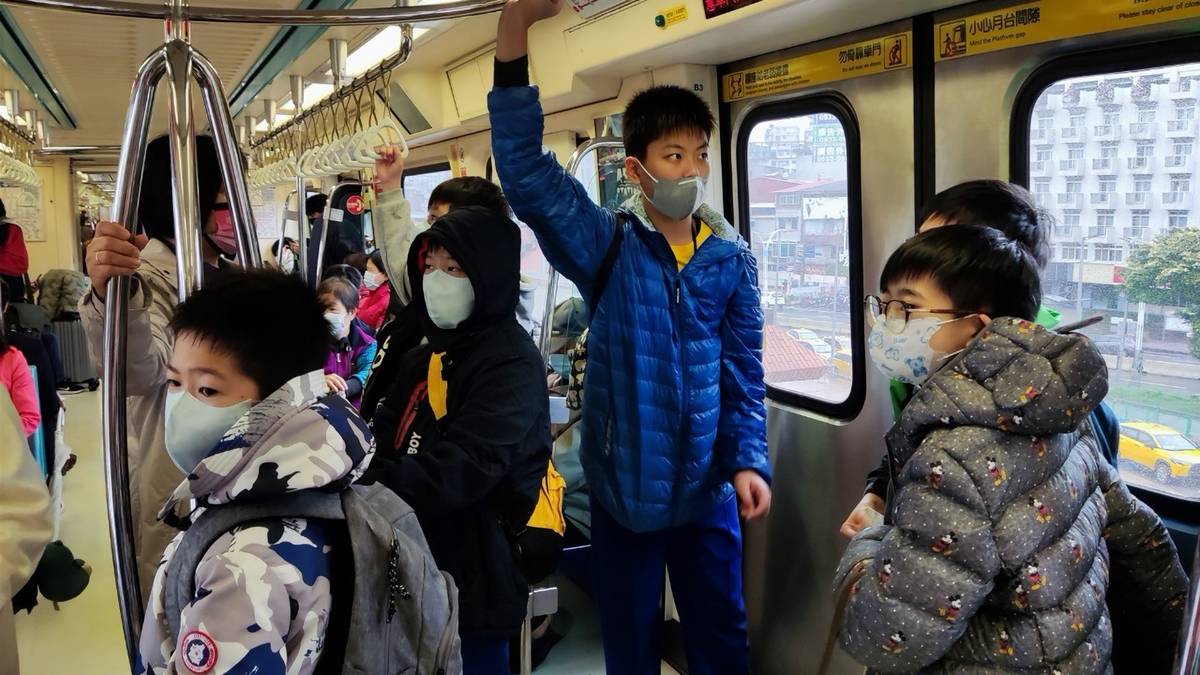 中港國小學生正在執行「青春小伴旅」活動任務