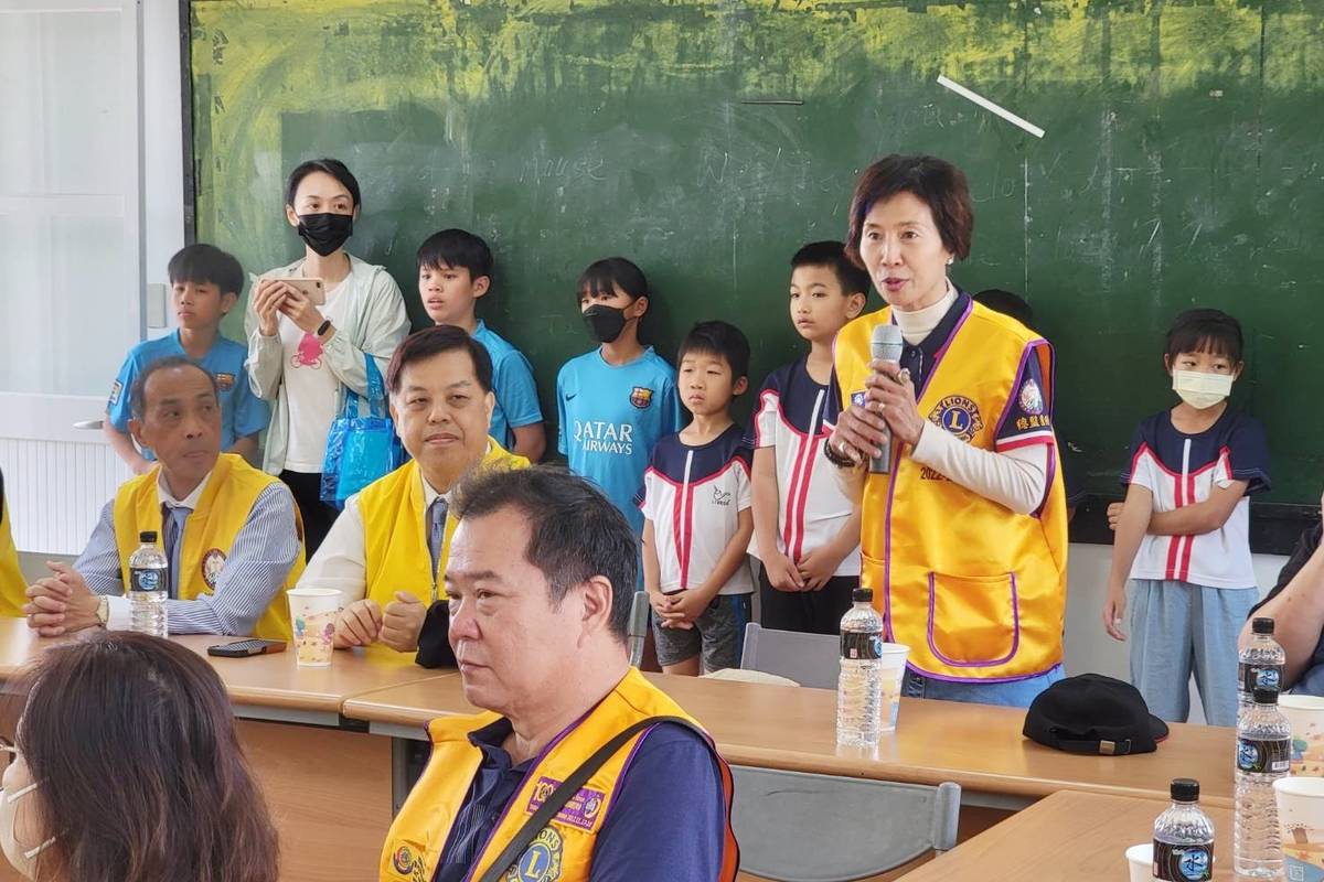 獅子會 300F 區第一副總監郭瓊文(右)特地到臺東參與捐贈儀式，現場加碼贊助經費。