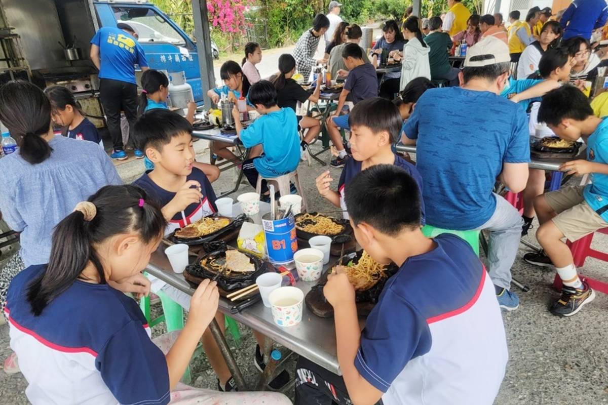 捐贈活動特地找來夜市牛排業者，將餐車開進校園，讓全校師生大啖美食，提前歡慶兒童節。