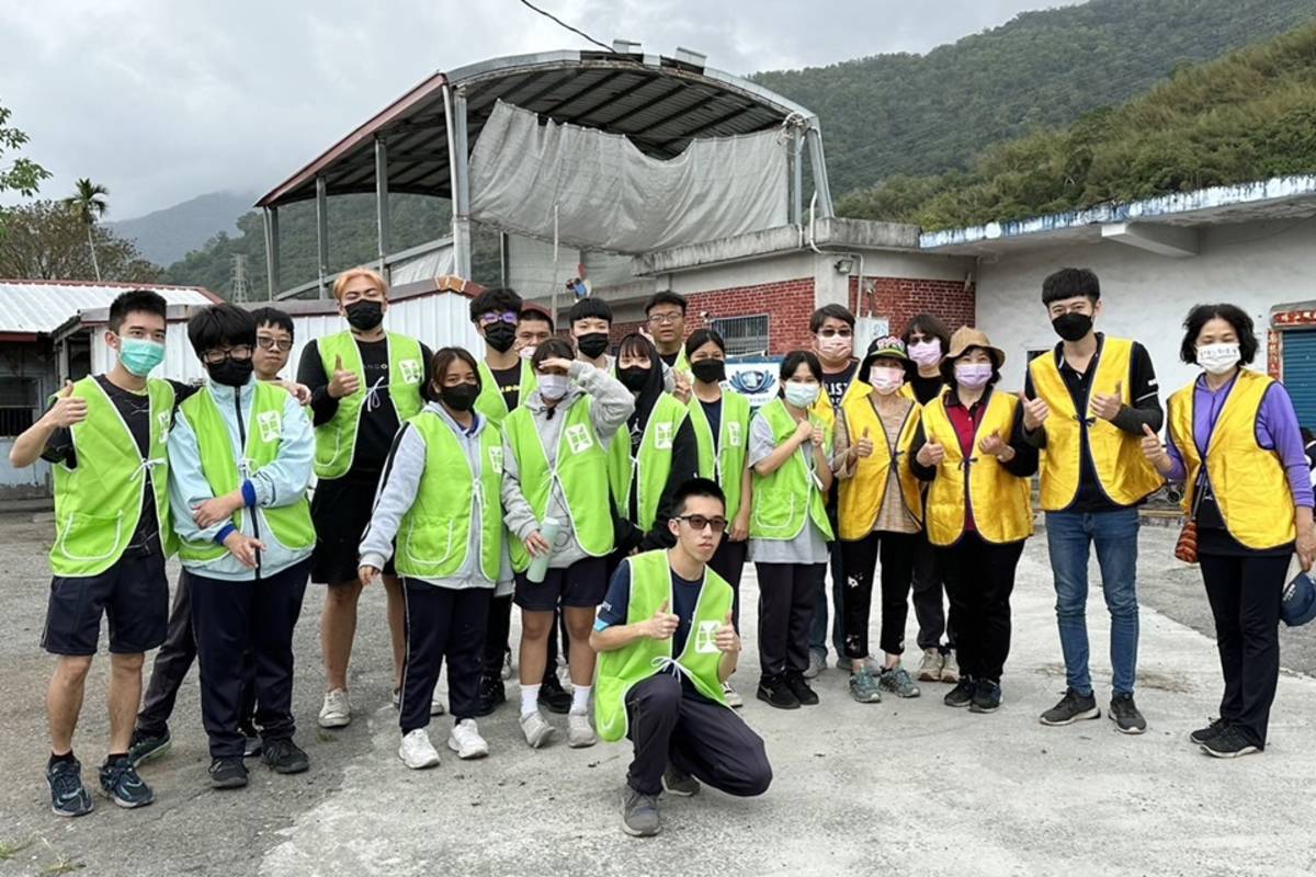 關山工商學生與志工合影。