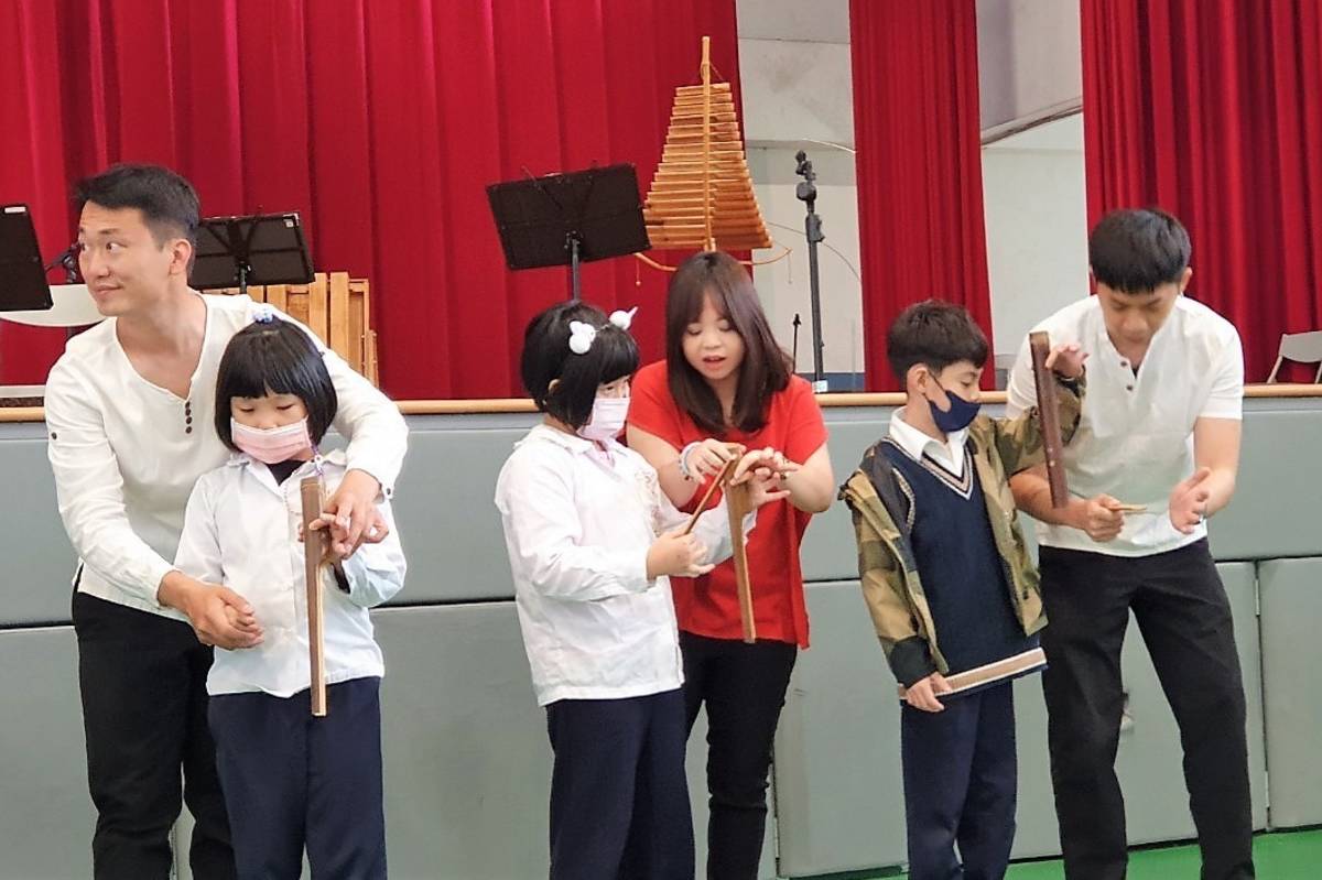 臺灣竹樂團前往萬大國小，讓學生體驗竹製環保樂器的智慧和優美音色
