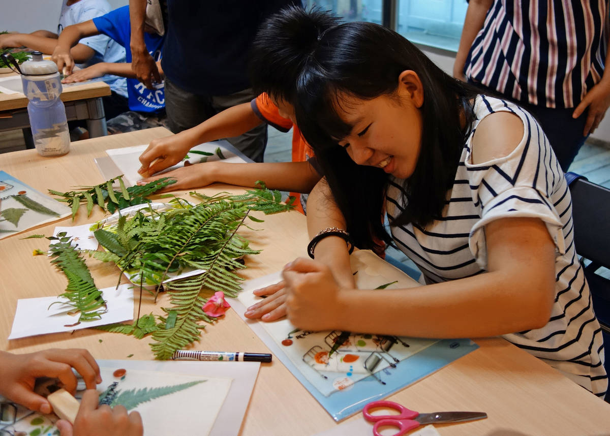 黃金博物館兒童節「植物打鐵王」帶領大小朋友拓染植物
