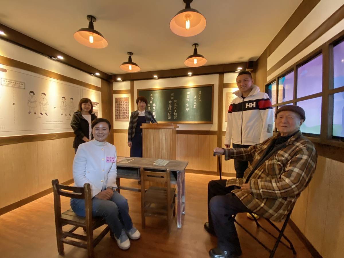 新北市定古蹟「滬尾小學校禮堂」中的復舊教室實景是必拍的場景之一