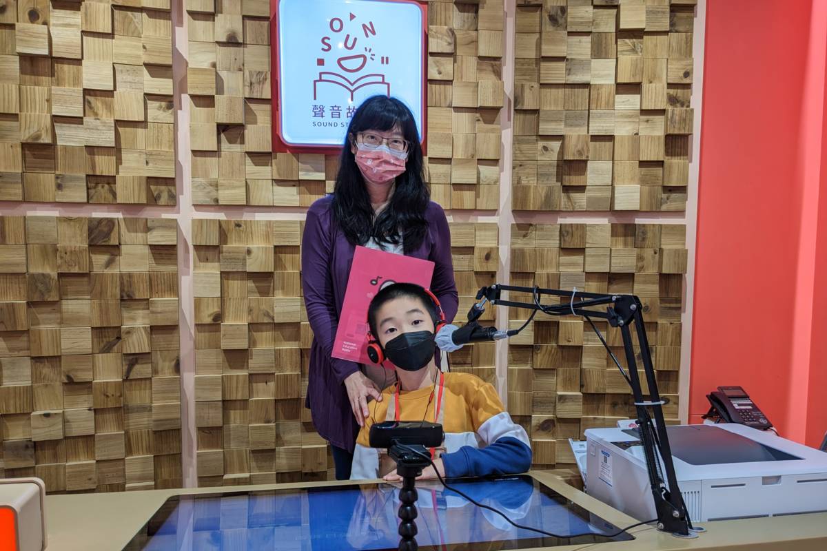 陳離鼎小朋友與母親參觀教育廣播電臺聲音故事館，覺得很好玩