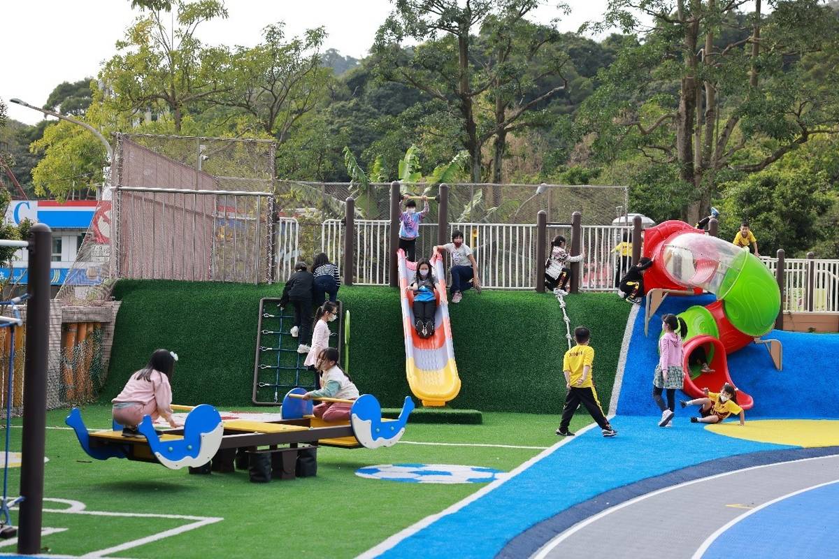 「築夢園共融式遊戲場」兩層式陣地型的遊戲空間，讓孩子們盡情追逐嬉戲