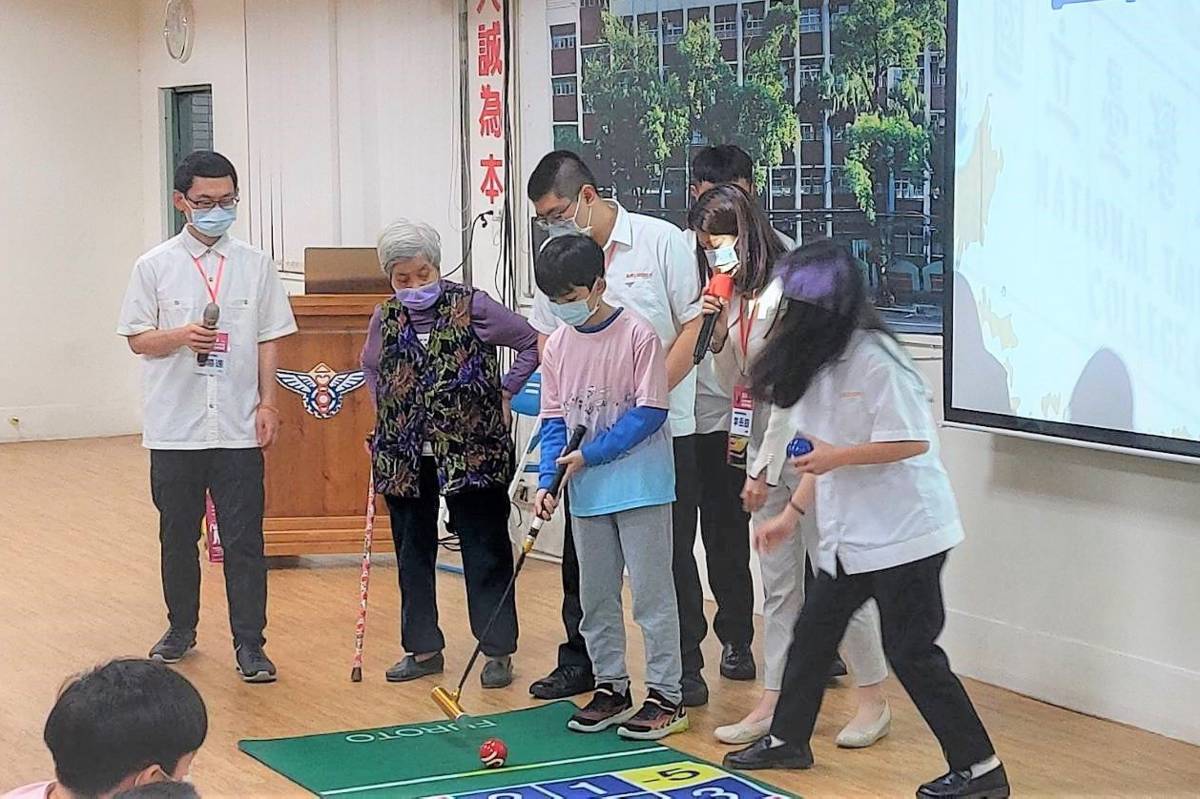 東門國小與開南青春學堂長輩一起體驗槌球活動