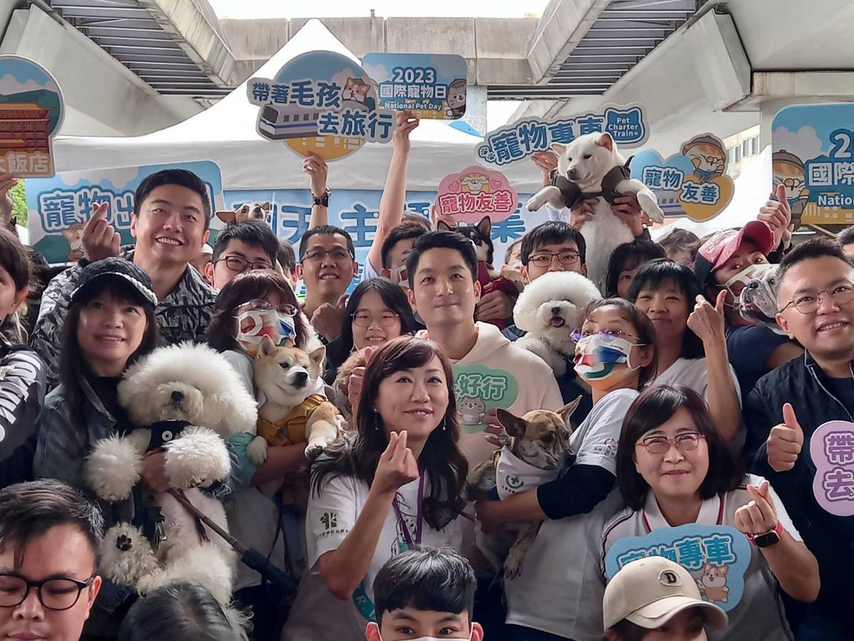 臺北市長蔣萬安於寵物市集與民眾合影。
