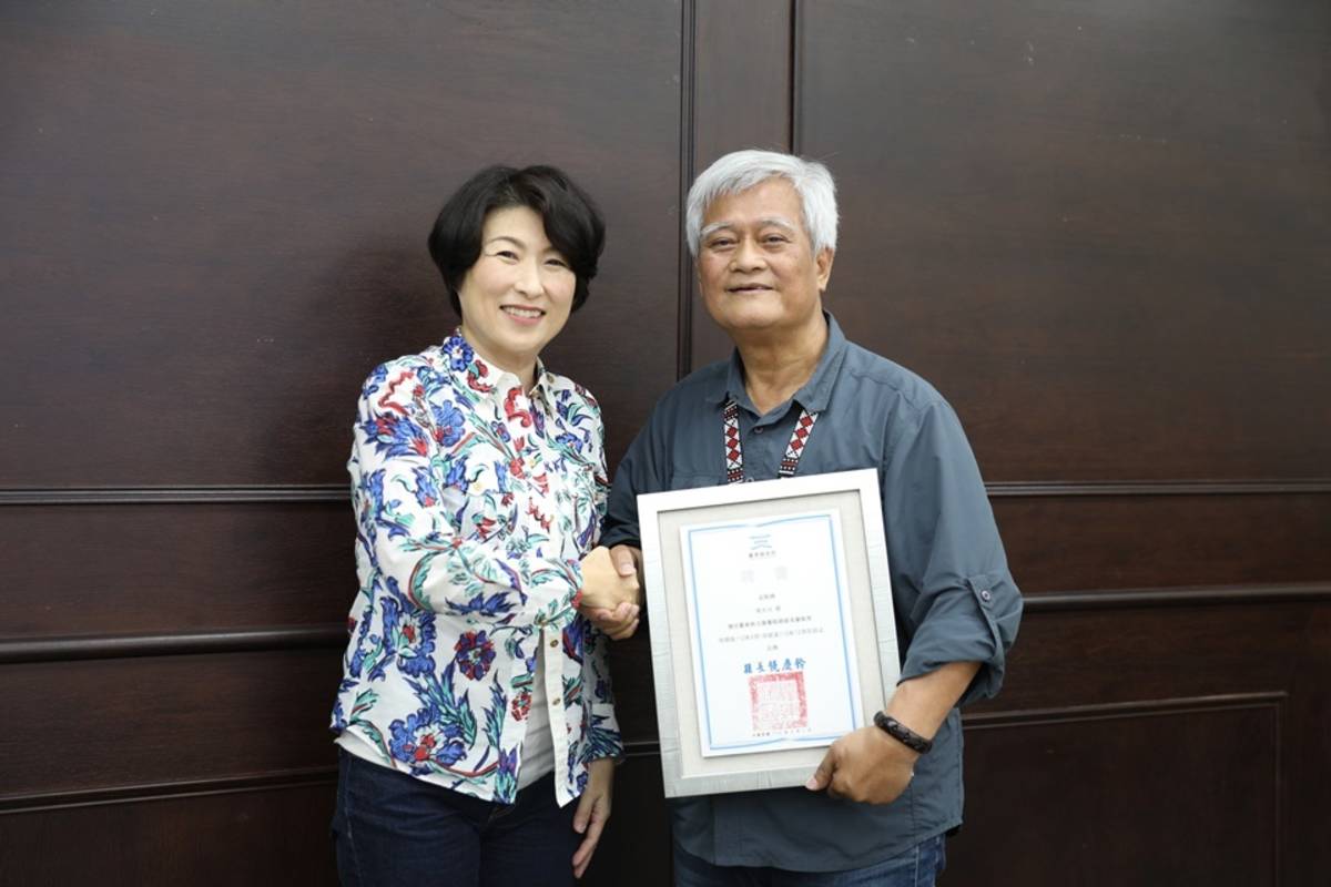 臺東縣長饒慶鈴(左)敦聘前監察院副院長孫大川(右)擔任臺東縣立圖書館總館名譽館長。