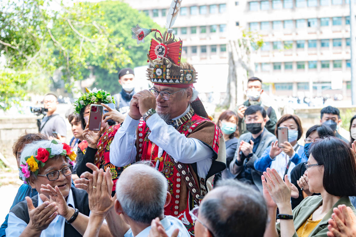 魯凱族部落領袖包基成（中）與16族原住民諮詢委員都來恭賀竹屋落成啟用 (清大提供)