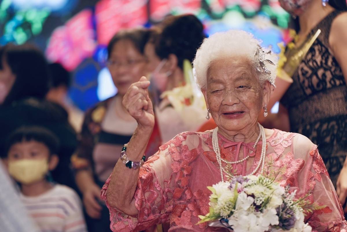 新竹縣政府辦理「銀齡時尚我最潮」走秀活動，百歲阿嬤上舞臺體驗