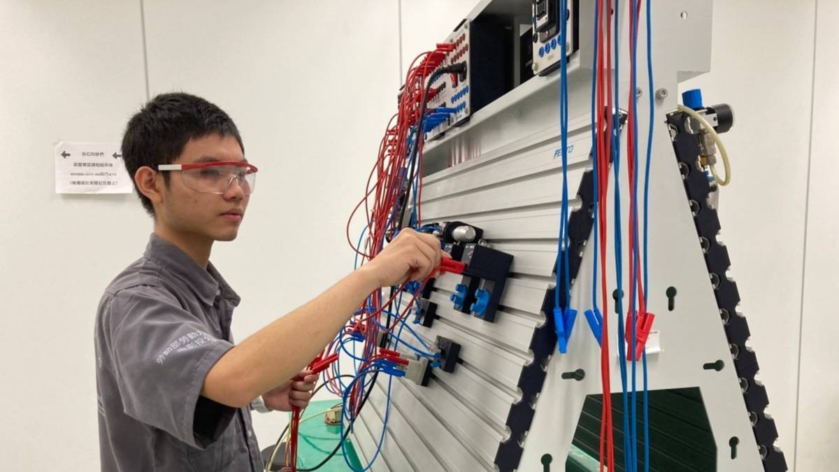 工業機械金牌莊佳祐工作照