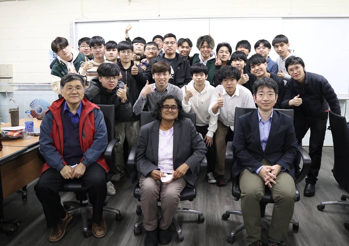 北科大講座教授胡石政（前排左1）率學生團隊與日本芝浦工業大學今年3月來訪師生交流合影 (北科大提供)